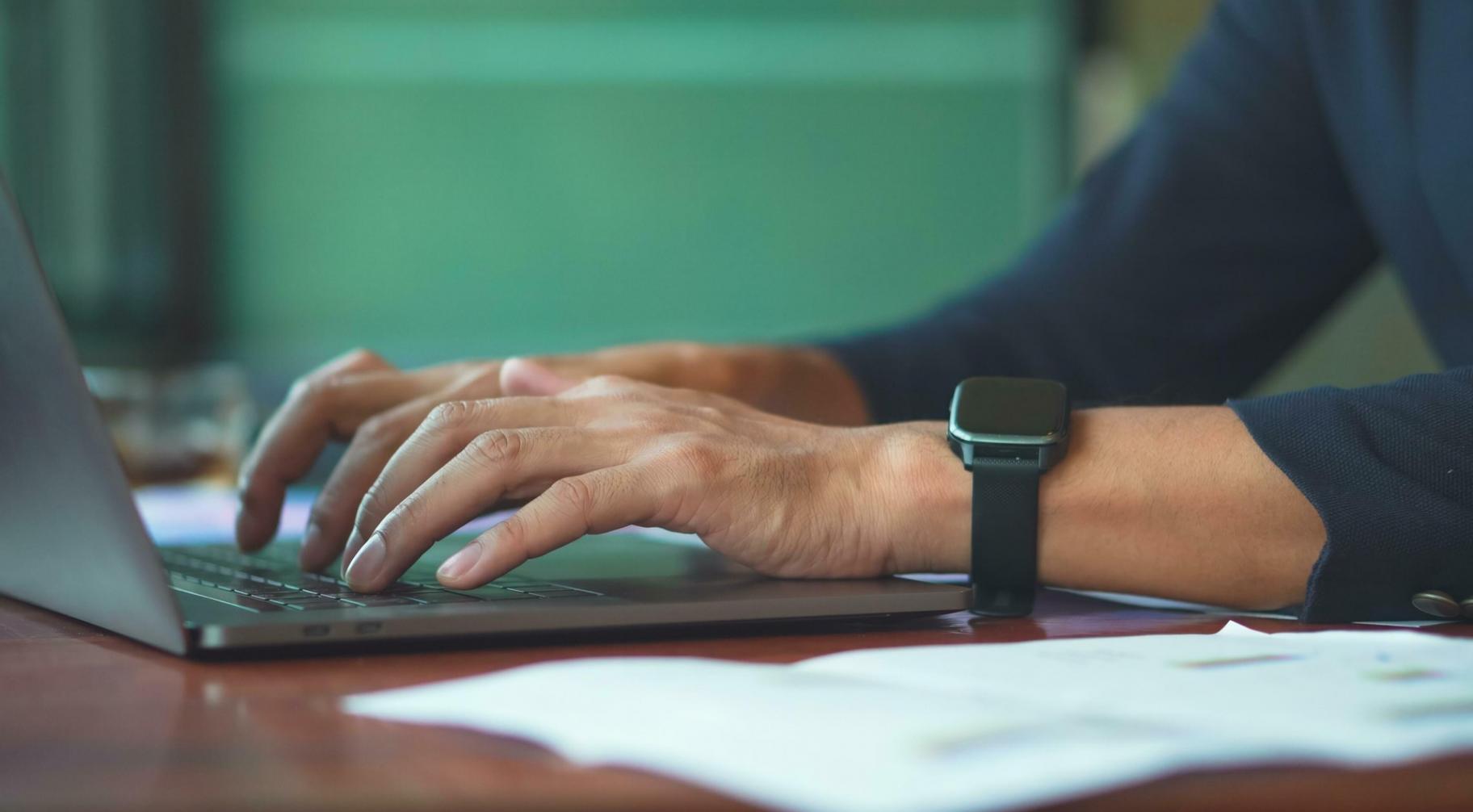 Процесс анализа финансовых данных на рабочем столе